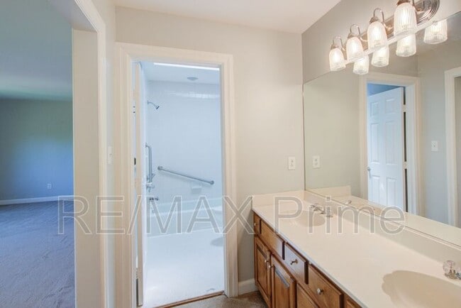 Building Photo - 1229 Llewellyn Ave