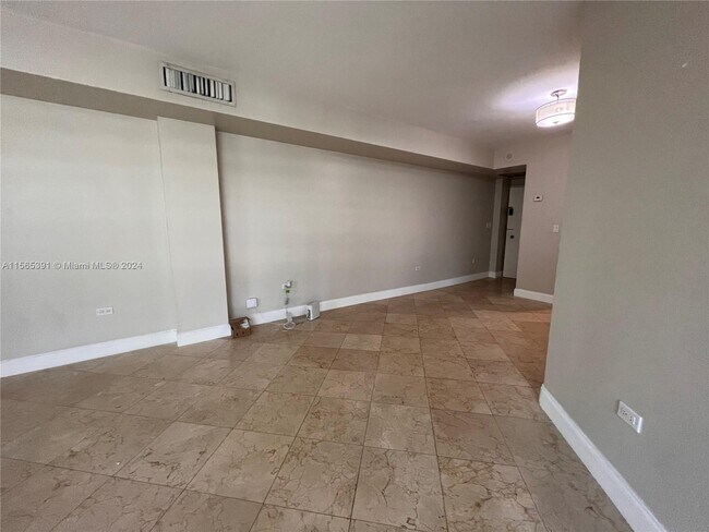 Building Photo - 825 Brickell Bay Dr