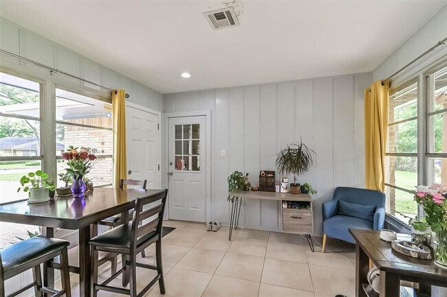 Building Photo - 10414 Woodwind Dr