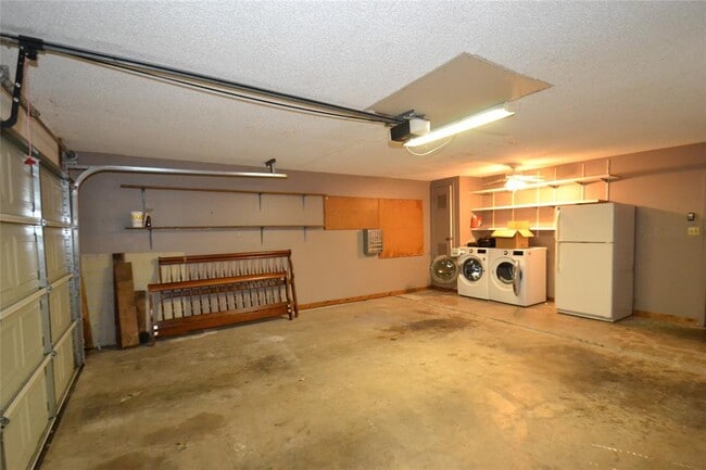 Building Photo - 8833 Tallwood Dr