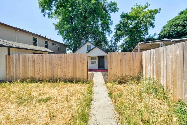 Building Photo - Rare Opportunity to Rent Main House and De...