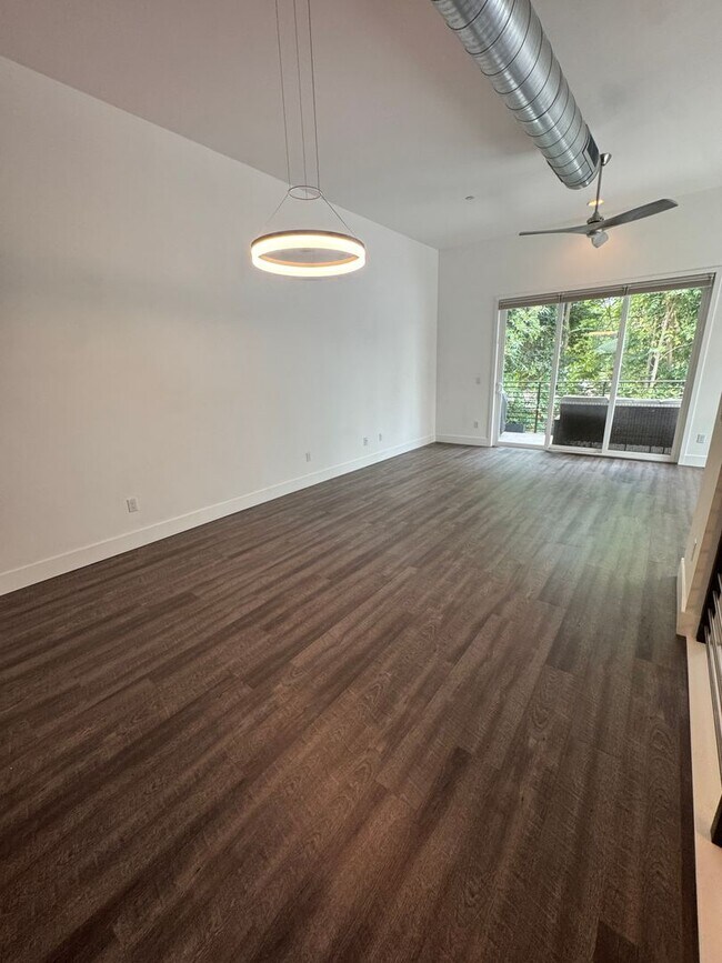 Building Photo - Luxury 3 Bed / 3 Bath Modern Home in Downtown Sacramento – Mansion Flats