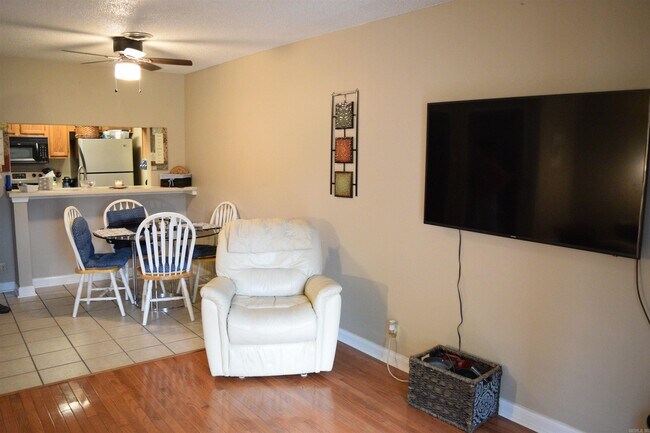 Building Photo - 135 Hillview Dr
