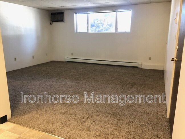 Building Photo - 805 W Villard St