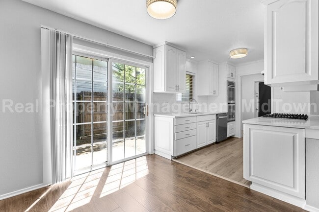 Building Photo - 2827 Blackwood Dr