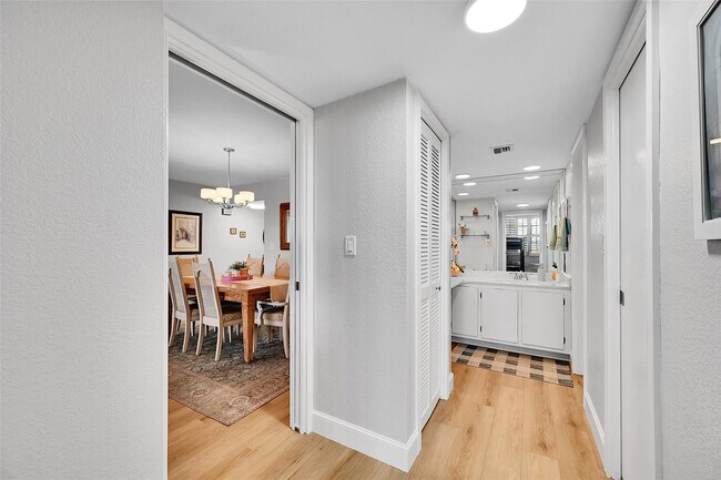 Building Photo - 4020 W Palm Aire Dr