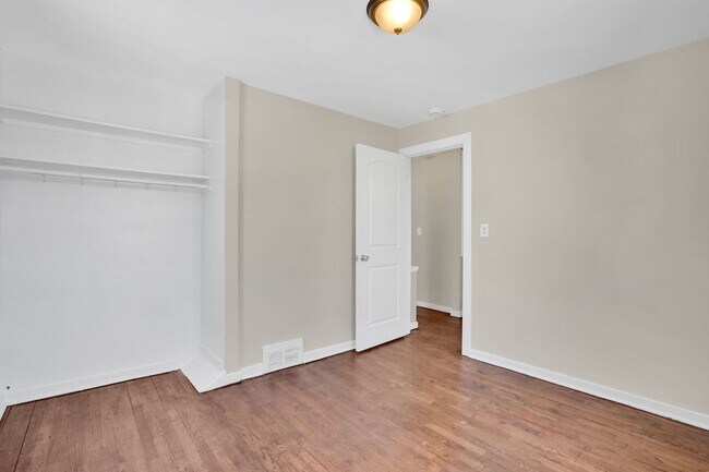 Building Photo - 6-12 Putnam Circle