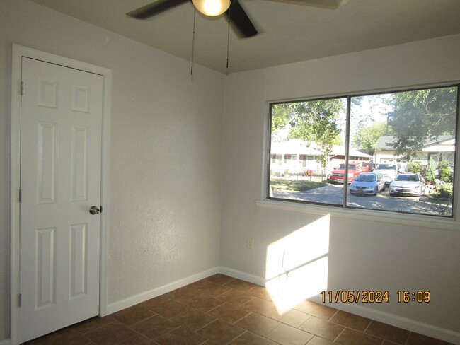 Building Photo - Newly renovated! $200 off First Full month...