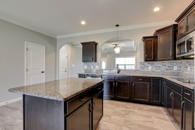 Building Photo - Sharp 4 bedroom HUGE house off exit 1 of I 24