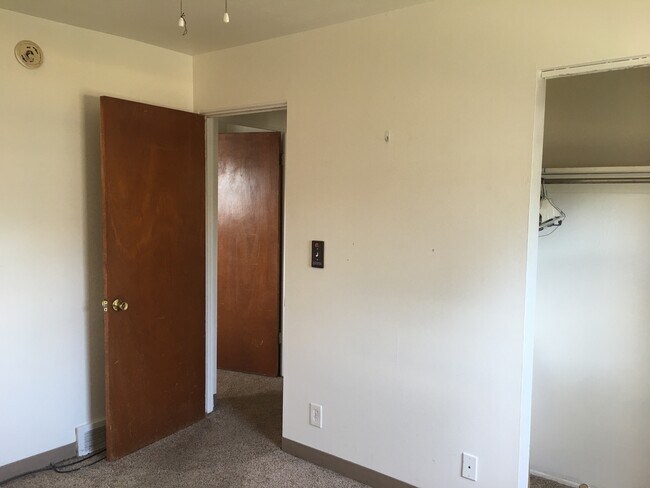 Building Photo - $1142  includes water, sewer and trash for this very clean  2 Bedroom twinplex with central air