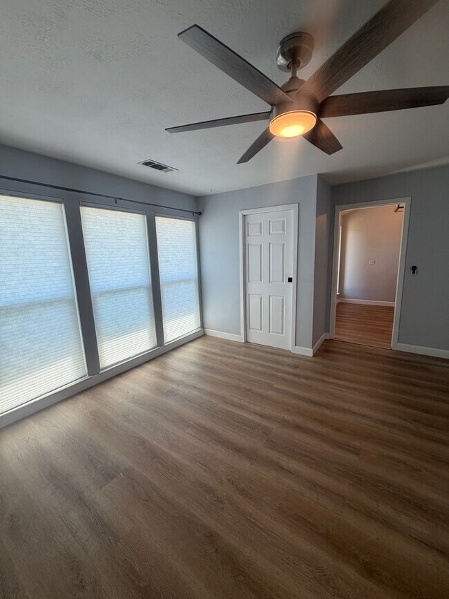 Building Photo - Stunning 4 bedroom, 2 bathroom with a Pool and Solar