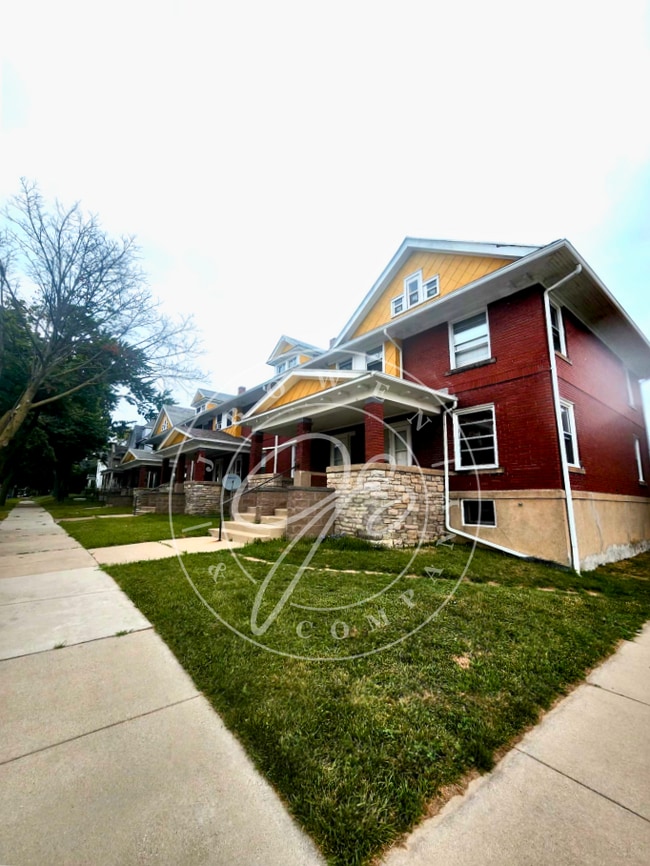 Building Photo - 2 bed 2 story townhouse! Individual basement! Front and back entrances with porch!