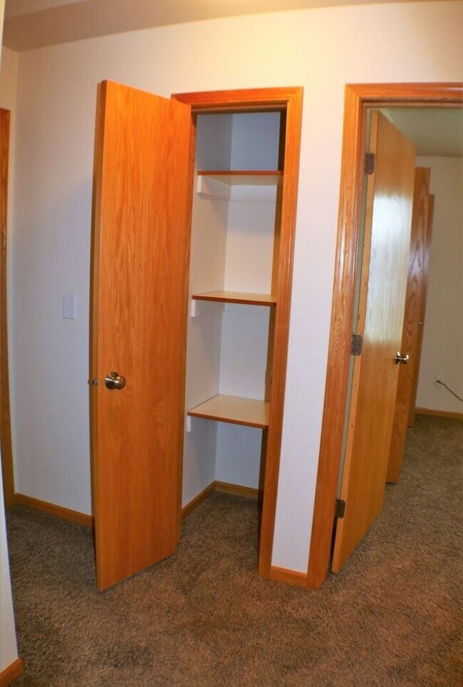 Building Photo - $1,050 | 2 Bedroom, 2 Bathroom Condo | No ...