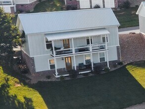 Building Photo - 1925 Lakeshore Dr