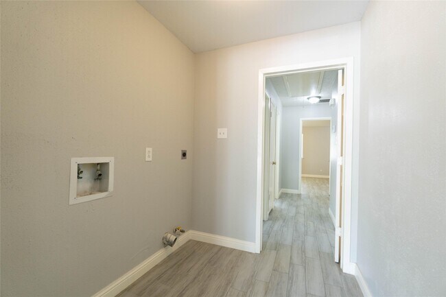 Building Photo - 9122 Benwick St