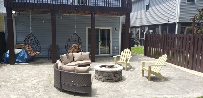 Building Photo - Beautiful Townhome with BEACH Convenience!