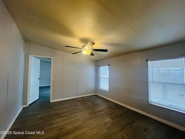 Building Photo - 1605 Ridge Dr