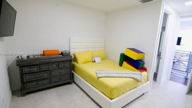 Building Photo - 10045 NW 76th Ter