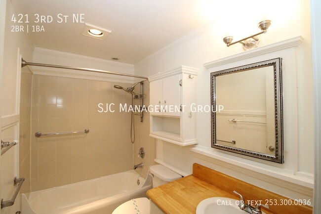 Building Photo - 421 3rd St NE