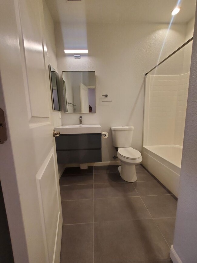 Building Photo - Modern Concord Townhouse 3/2.5 near BART &...