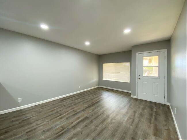 Building Photo - 817 E Bellevue Rd