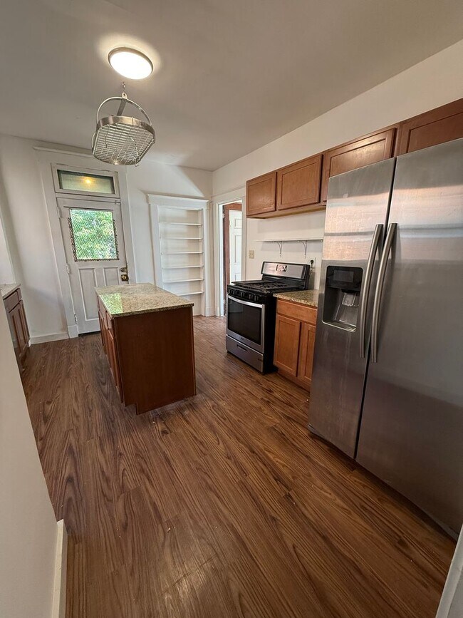 Building Photo - Spacious 3-bed 2-full bath available now