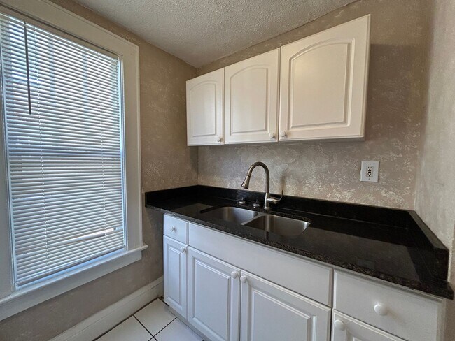 Building Photo - 2623 College St