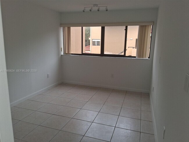 Building Photo - 15495 N Miami Lakeway