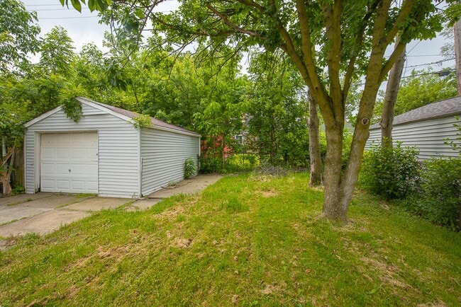 Building Photo - 3 Bedroom/1 bath Single House!!