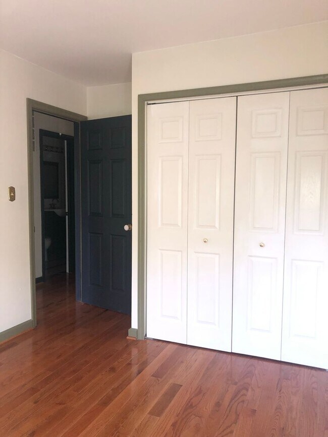 Building Photo - Well Maintained & Updated - 3 BR - Reston Metro