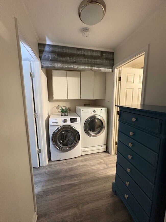 Building Photo - Beautiful Waterfront 1-bedroom 1- bath fur...
