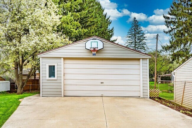 Building Photo - 812 N Mansfield St