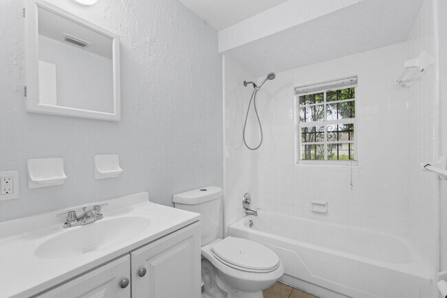 Building Photo - 307 Essex Dr