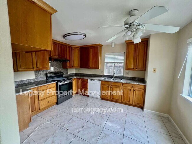 Building Photo - 827 Crested Dr