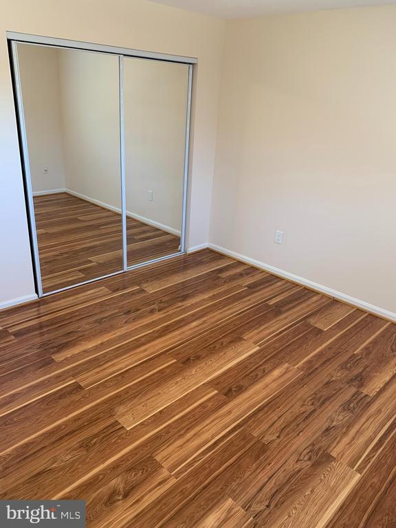 Building Photo - 2 Normandy Square Ct