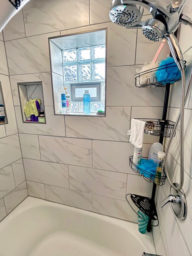 Building Photo - Charming 3-bedroom, 1-bath home in Oakdale, PA!