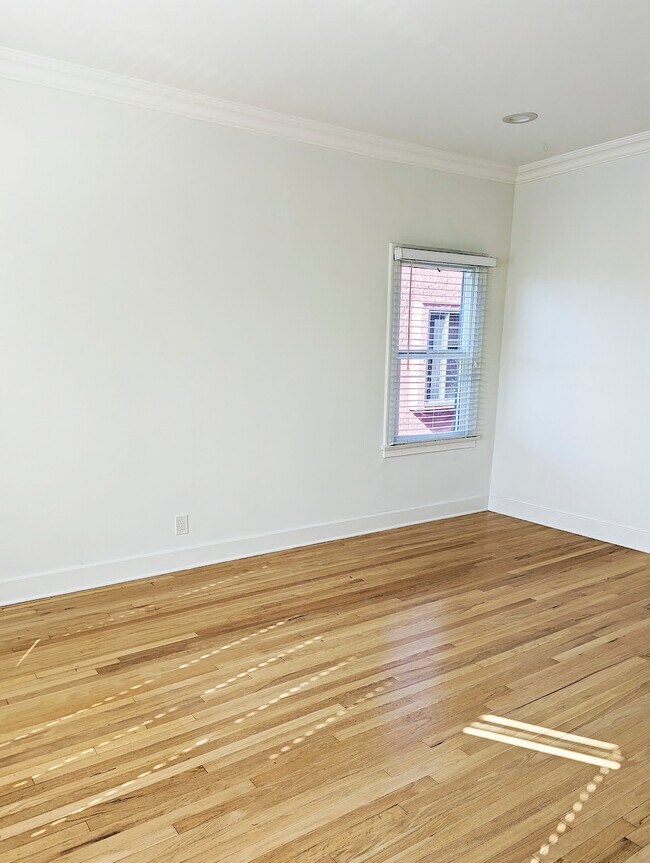 Building Photo - 850 S Mansfield Ave