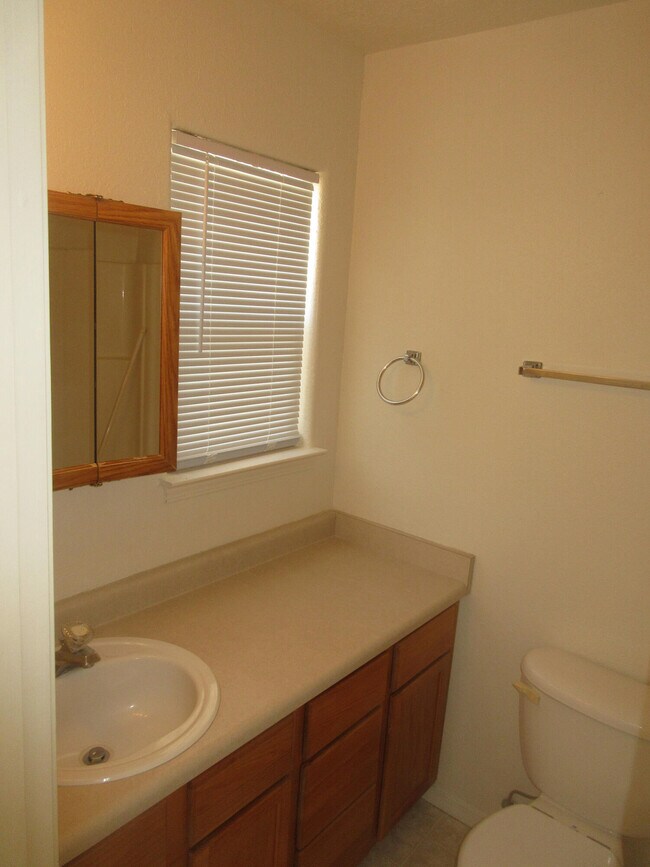 Building Photo - 4608 Holiday Breeze Pl NE