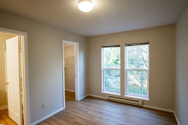 Building Photo - Top Floor 2/2 w/Condo Finishes + Vaulted Ceilings!!