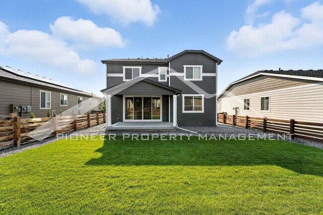 Building Photo - Spacious Home with 2-Car Garage and Centra...