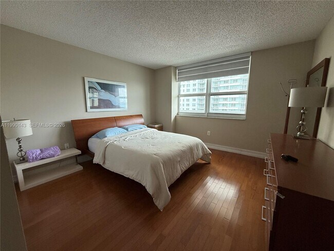 Building Photo - 1155 Brickell Bay Dr