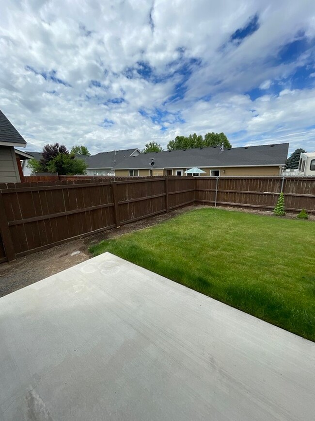 Building Photo - 3 Bedroom /2.5 bath in Prineville's Iron H...