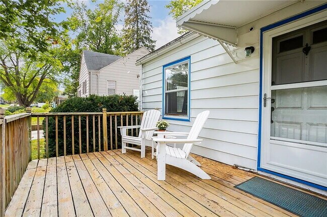Building Photo - Charming 2-Bedroom Bungalow with Gleaming Hardwood Floors in Des Moines Area