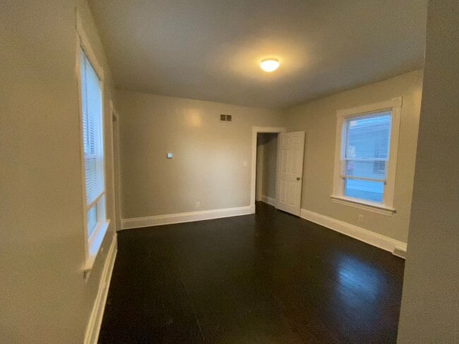 Building Photo - Beautifully updated and Spacious!  2 Bed House in Madisonville with walk through!!