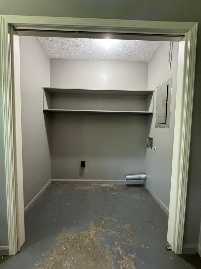 Building Photo - Spacious 3/2.5 House in Twickenham Estates...