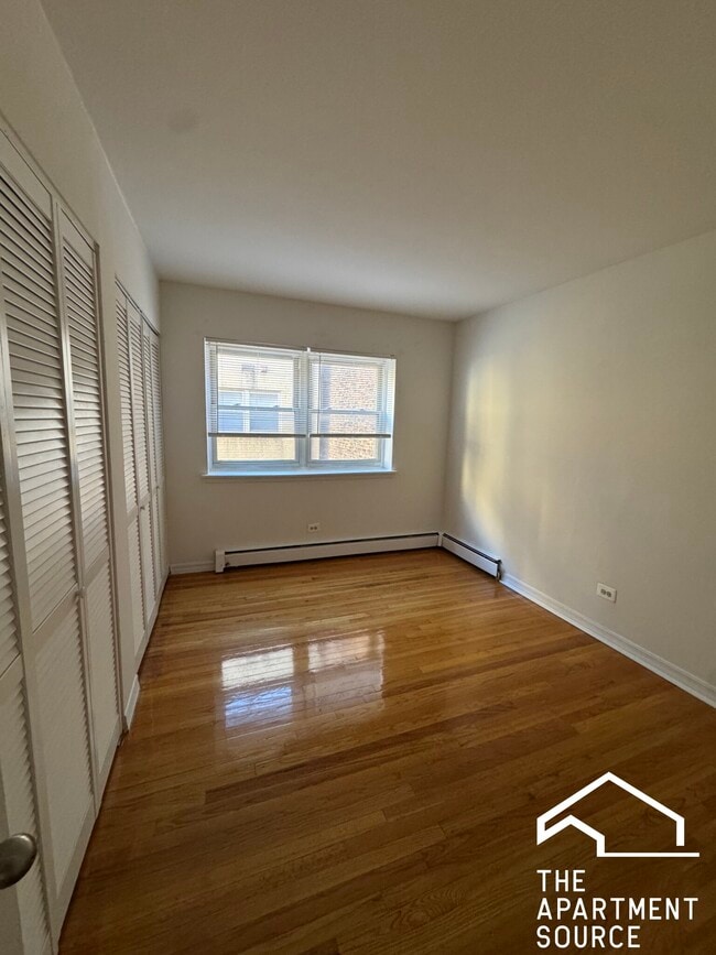 Building Photo - 6830 N Sheridan Rd