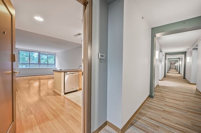 Building Photo - Beautifully Renovated 1BR Condo With Balco...