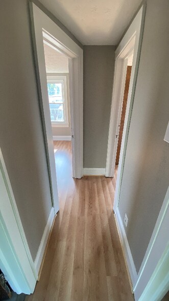 Building Photo - 1153 Roslyn Ave SW