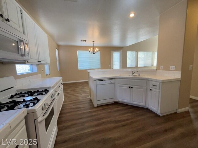 Building Photo - Beautiful property with excellent natural light