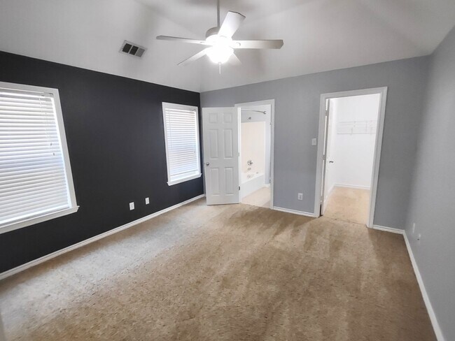 Building Photo - Beautiful home in nice neighborhood